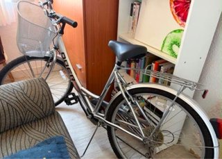 Bicicleta de paseo plateada con cesta