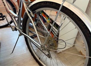 Bicicleta de paseo plateada con cesta