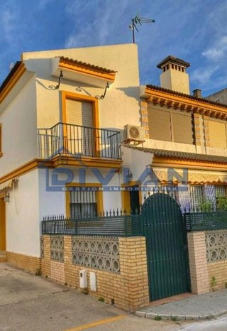Casa adosada en alquiler en Moguer