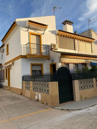 Casa adosada en alquiler en Moguer
