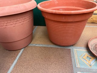 Macetas de plástico marrones