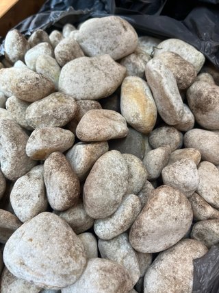 Macetas de plástico marrones