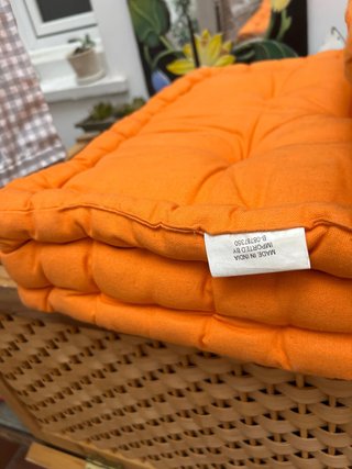 Cojín naranja de tela