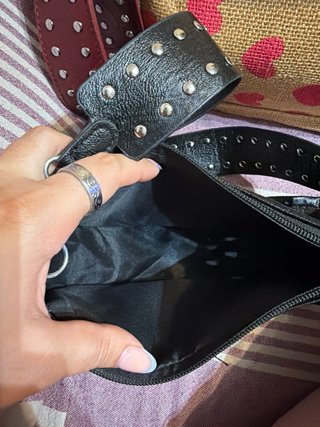 Bolso negro con tachuelas
