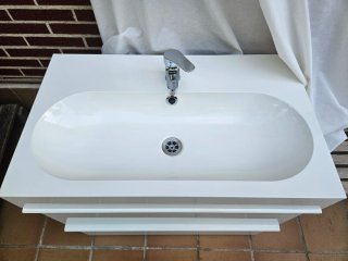 Mueble de baño Ikea blanco con grifería