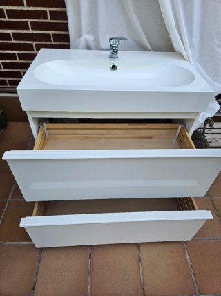 Mueble de baño Ikea blanco con grifería