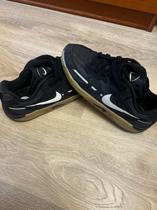 Zapatillas Nike Negras y Beige