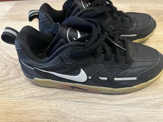 Zapatillas Nike Negras y Beige