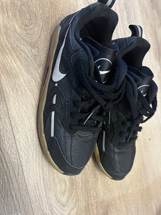 Zapatillas Nike Negras y Beige