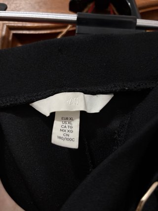 Pantalón negro con cinturón