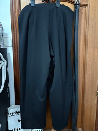 Pantalón negro con cinturón