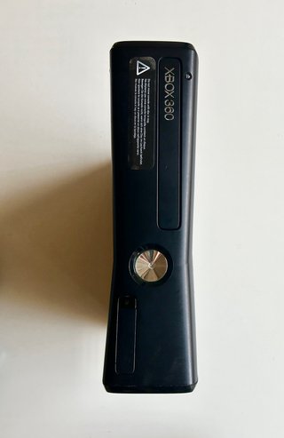 Xbox 360 Slim 256GB + 3 Mandos
