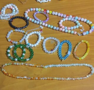 Bisutería artesanal multicolor y negra