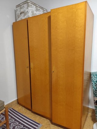 Armario de madera de pino