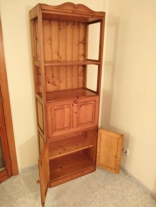 Mueble secreter de madera con puertas y estantes