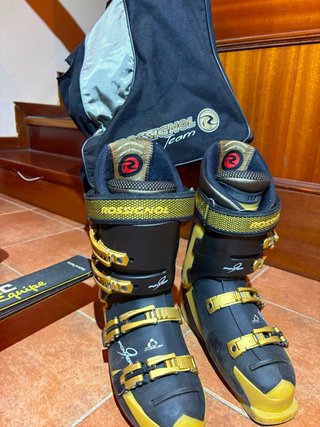 4 lotes de esqui 2 juegos de bastones  1  botas