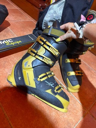 4 lotes de esqui 2 juegos de bastones  1  botas