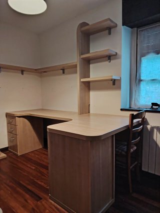 Escritorio con libreria y dos cajoneras.