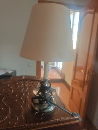Lámpara de mesa beige y dorada