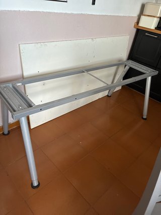 Estructura de mesa metálica plateada
