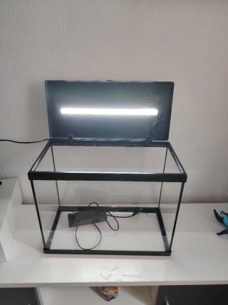Acuario con filtro y luz