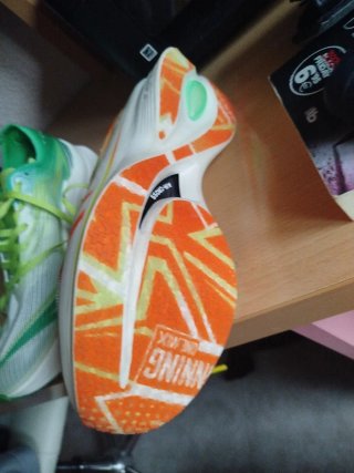 Zapatillas deportivas verdes y naranjas UNISEX.