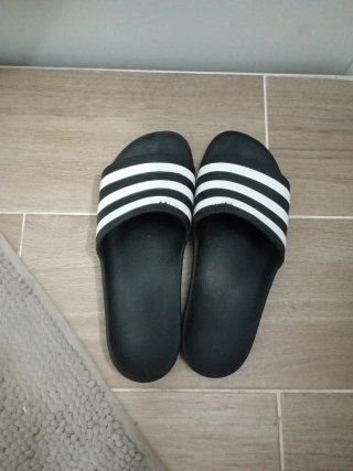 Chancletas Adidas Hombre Negras y Blancas