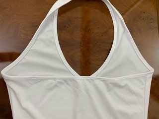 Top camiseta blanca cogida al cuello