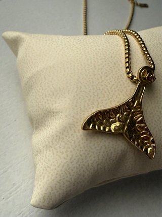 Colgante Cola de Ballena Dorado