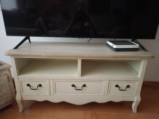 Mueble TV elegante líneas curvas