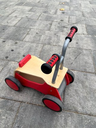 Cochecito de juguete Hape madera y metal