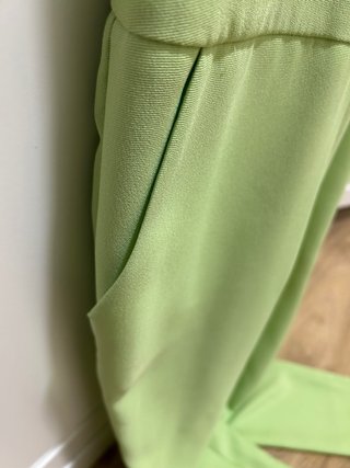 Mono verde de fiesta