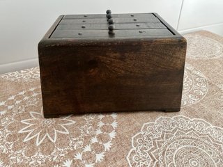 Caja porta fotos decorativa madera y metal.