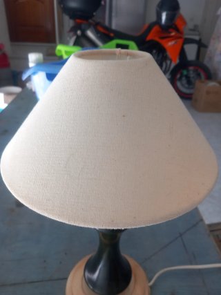 Lámpara de mesa madera y tela