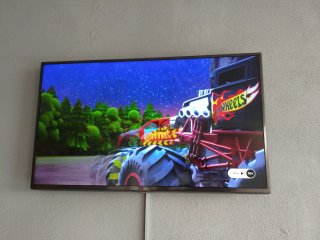 LG Smart TV 40 marco gris plata y la base también.