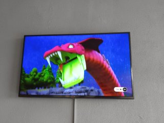 LG Smart TV 40 marco gris plata y la base también.