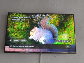 LG Smart TV 40 marco gris plata y la base también.