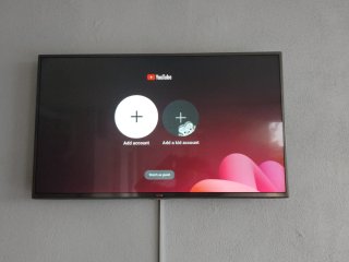 LG Smart TV 40 marco gris plata y la base también.