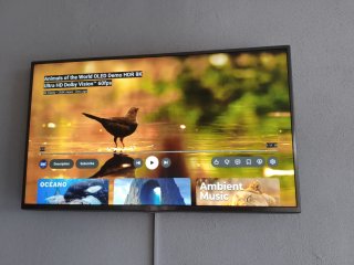 LG Smart TV 40 marco gris plata y la base también.