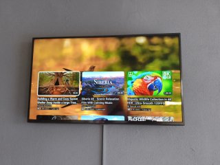 LG Smart TV 40 marco gris plata y la base también.