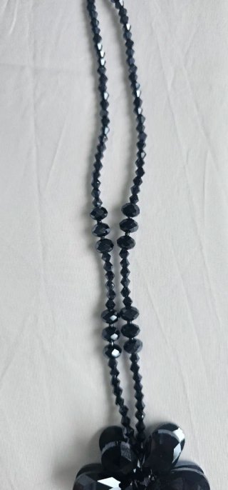 Collar largo con flor y cuentas