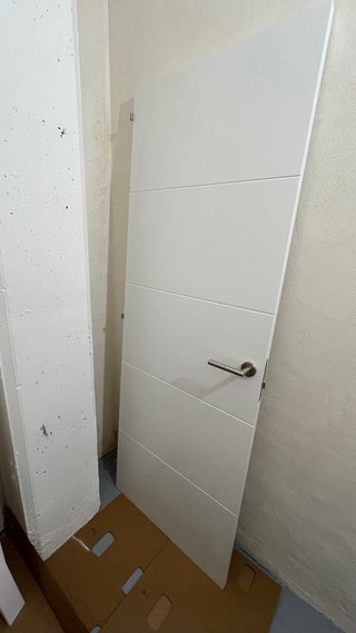 Puerta lacada blanca con manilla