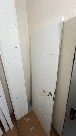 Puerta lacada blanca con manilla