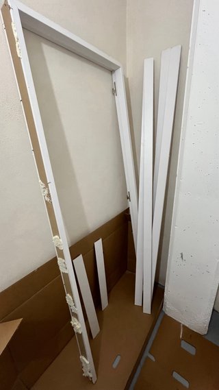 Puerta lacada blanca con manilla