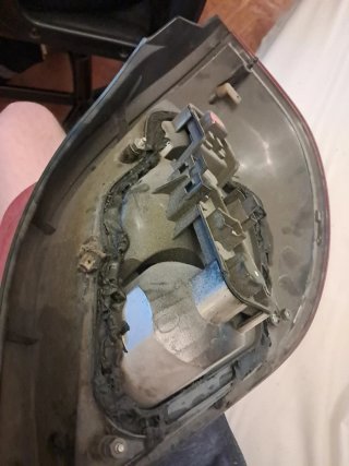 Foco trasero izquierdo Nissan Almera