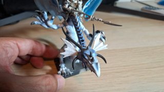 Figura Dragón Warhammer con jinete elfo