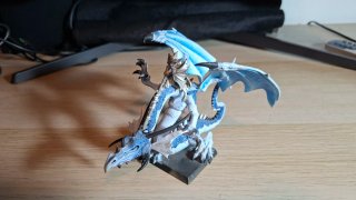 Figura Dragón Warhammer con jinete elfo