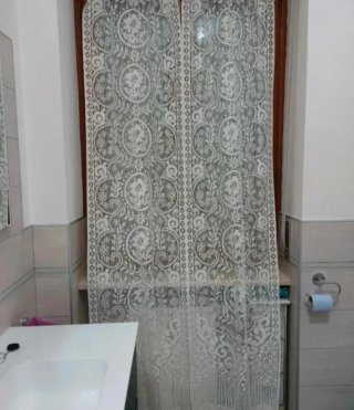 2 Tende in pizzo bianco. Misure: 36x267 cm