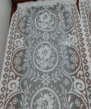 2 Tende in pizzo bianco. Misure: 36x267 cm