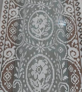2 Tende in pizzo bianco. Misure: 36x267 cm